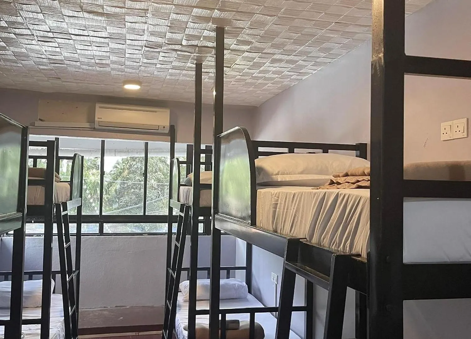 Grand Star Hotel バツーフェリンギビーチ